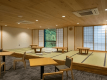 広々した休憩スペースがございます。チェックイン後や、お出かけからのお戻りに一息