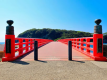 雄島には全長224mの朱塗りの橋がかかっており、晴れている日は青空と朱色のコントラストが映えます。