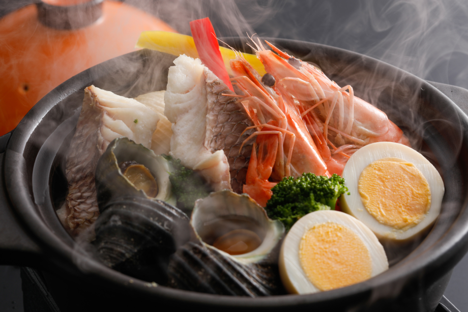 真鯛・海老・さざえ・淡路玉葱など新鮮な魚介と島野菜を盛り込んだヴァプール鍋(料理イメージ) 真鯛・海老・さざえ・淡路玉葱など新鮮な魚介と島野菜を盛り込んだヴァプール鍋(料理イメージ)