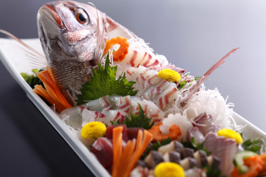 お祝いの席を華やかに彩る“鯛の姿造り”(イメージ) お祝いの席を華やかに彩る“鯛の姿造り”(イメージ)