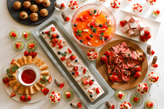 ショートケーキにミルフィーユ、シュークリームやマカロンなど、苺をふんだんに散りばめたデザートビュッフェ