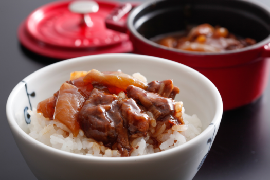 朝食の人気メニュー。淡路牛すじ肉の炊合せをあつあつのご飯にかけてお召し上がりください。
