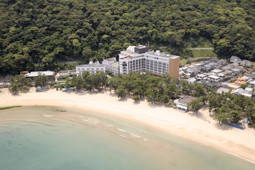 海の山に囲まれ自然豊かなロケーションの夢海游 淡路島