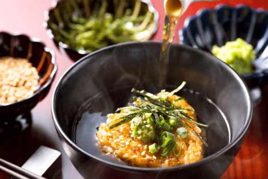 【朝食/ビュッフェ】北海道を代表する利尻昆布の旨味が詰まった出汁で味わう、焼きおにぎり。