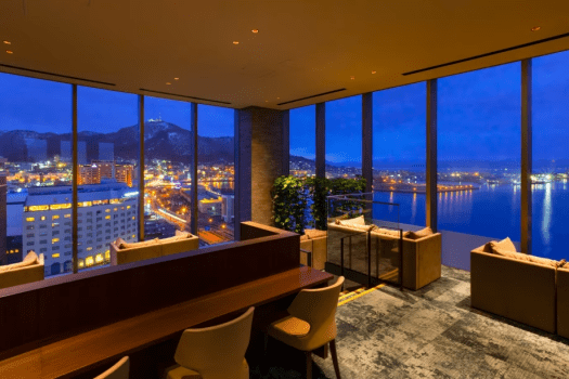 【湯上がり処】温泉で温まった身体を夜景を眺めながらクールダウン。