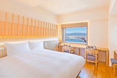 【客室】プレミアダブル/20㎡/白木を基調とした高層階のお部屋です。