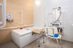 ユニバーサルデザインの浴室には、手すりのほか、シャワーチェアやバスボードをご用意しております。