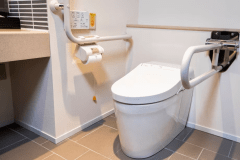 ユニバーサルデザインのトイレには両サイドに手すりがあり、安定した姿勢を保つことが出来ます。