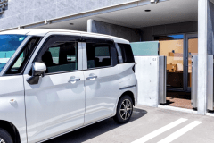 ドッグラバーズ専用の駐車場です。ロビーを通らずにお部屋の出入りが出来ます。