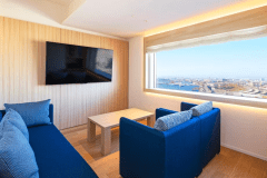 【客室】ジュニアスイート/46㎡/ベッドが3台あり最大定員数は4名。眺望は全て『函館駅側』となります。