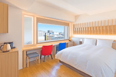 【客室】プレミアクイーン/22㎡/白木を基調とした高層階のお部屋です。