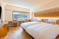 【客室】プレミアデラックスツイン/30㎡/白木を基調とした光あふれる空間。