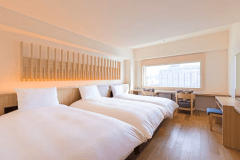 【客室】プレミアデラックスツイン/30㎡/白木を基調とした光あふれる空間。