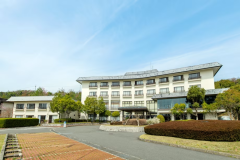 *【外観】播磨の豊かな自然に囲まれた池畔に佇む宿。