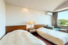 *【洋室一例】ソファやデスク完備！快適にお過ごしいただけるお部屋です。