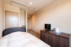 *【シングル一例】こじんまりとしながらも快適にご利用いただけるお部屋です。