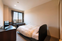 *【シングル一例】出張や一人旅に最適のお部屋です。窓から見える豊かな自然に癒されます。