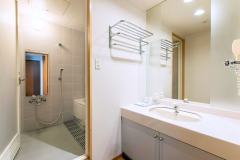 *【和洋室一例】セパレートタイプのバストイレ。洗面台も広々と快適にご利用いただけます。