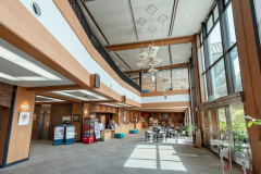 *【ロビー】高い天井に大きな窓から光が差し込む明るく開放感があるロビー。