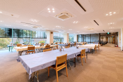 *【レストラン】大きな窓から豊かな自然を眺めながらお食事をお楽しみいただけます。