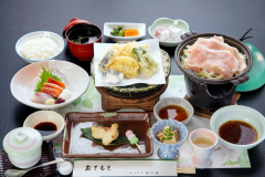 *【旬菜ベーシック(ミニ会席)一例】基本の会席。量は控えめですが、四季の味覚をご堪能いただけます。