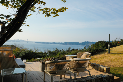 2021年に誕生した【TERRACE LOUNGE】。大鳴門橋を正面に臨むロケーションで海と空を一望。