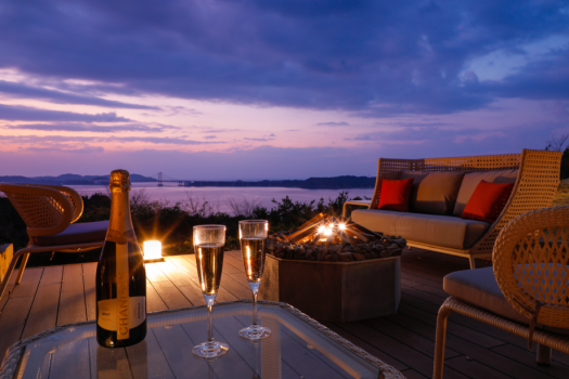 2021年に誕生した【TERRACE LOUNGE】。大鳴門橋を正面に臨むロケーションで海と空を一望。