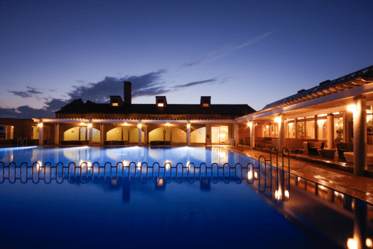 夏の夜を楽しむリゾート感たっぷりの屋外プールは午後9時まで営業♪(7/1から9月中旬までオープン予定)