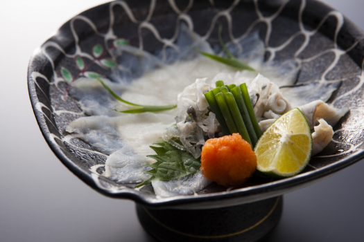 噛みしめるほどに底知れない旨味と甘味が口の中一杯に広がる淡路島3年とらふぐのてっさ≪料理イメージ≫