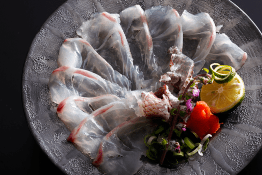 鳴門の潮に揉まれこりこりと身が締まった桜鯛をお造りで。この季節ならではの贅沢な一品≪料理イメージ≫