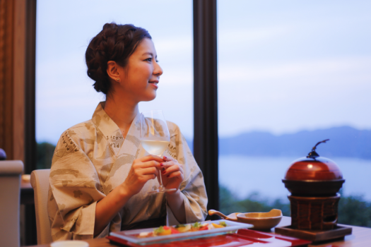 大鳴門橋を望むレストラン「ダイニング 花桐」で旬の魚介や新鮮な野菜・淡路牛などの島の逸品を堪能
