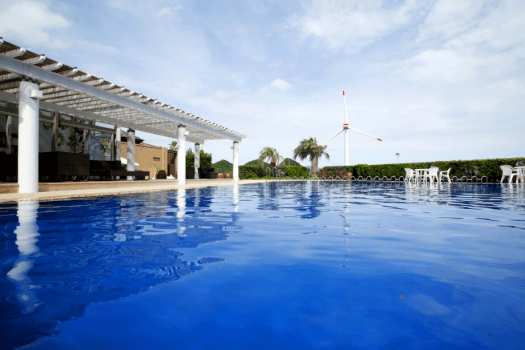 プラザ淡路島の屋外プールは浅いスペースもあり小さなお子様でも安心してご利用いただけます