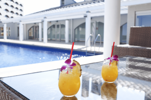 プラザ淡路島の屋外プールは浅いスペースもあり小さなお子様でも安心してご利用いただけます