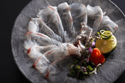 鳴門の潮に揉まれこりこりと身の締まった桜鯛を薄造りで。この季節ならではの贅沢な一品≪料理イメージ≫