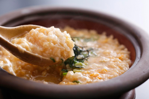 とらふぐの旨みや旬の野菜の滋味がたっぷりと染み出た、コースの〆を飾るのにふさわしいふぐ雑炊≪料理イメージ≫