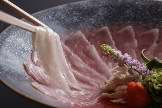 噛みしめるほどに底知れない旨味と甘味が口の中一杯に広がる淡路島3年とらふぐのてっさ≪料理イメージ≫