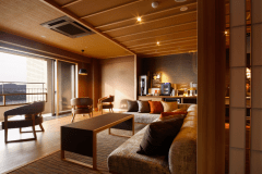 別邸 蒼空のゲスト専用ラウンジでは各種フリードリンクをご用意し、上質な寛ぎと充足感を演出