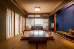 Suite “Kodaimurasaki” ◆ 100㎡
Relax in comfort while feeling the passage of time, surrounded by the elegance of “Kodaimurasaki”—a traditional color born from Kaga Yuzen dyeing. Suite “Kodaimurasaki” ◆ 100㎡
Relax in comfort while feeling the passage of time, surrounded by the elegance of “Kodaimurasaki”—a traditional color born from Kaga Yuzen dyeing.