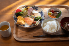 【朝食】石川県にこだわった食材の逸品等を朝食に集め、和・洋食を日替りで基本ブッフェ形式で提供。