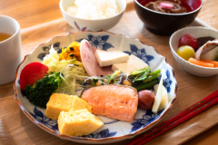 【朝食】石川県にこだわった食材の逸品等を朝食に集め、和・洋食を日替りで基本ブッフェ形式で提供。 【朝食】石川県にこだわった食材の逸品等を朝食に集め、和・洋食を日替りで基本ブッフェ形式で提供。