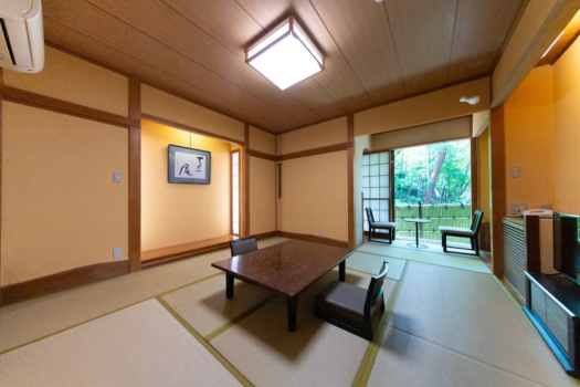 ＜本館＞山の静寂に包まれる和室｜8帖＋広縁