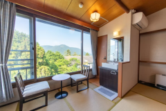 <別館 さくら亭>大文字山を望む和室|10帖+広縁 <別館 さくら亭>大文字山を望む和室|10帖+広縁