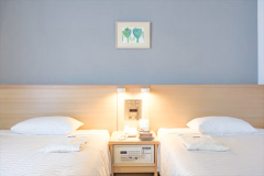 【エコノミーツイン】◆落ち着いた色調で統一された室内は、心安らぐひとときを提供。