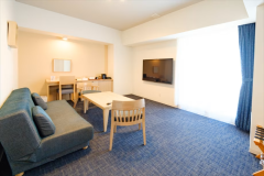 【スイートルーム】◆広々とした45.3㎡のリビングスペースで、ご家族やグループ旅行に最適。