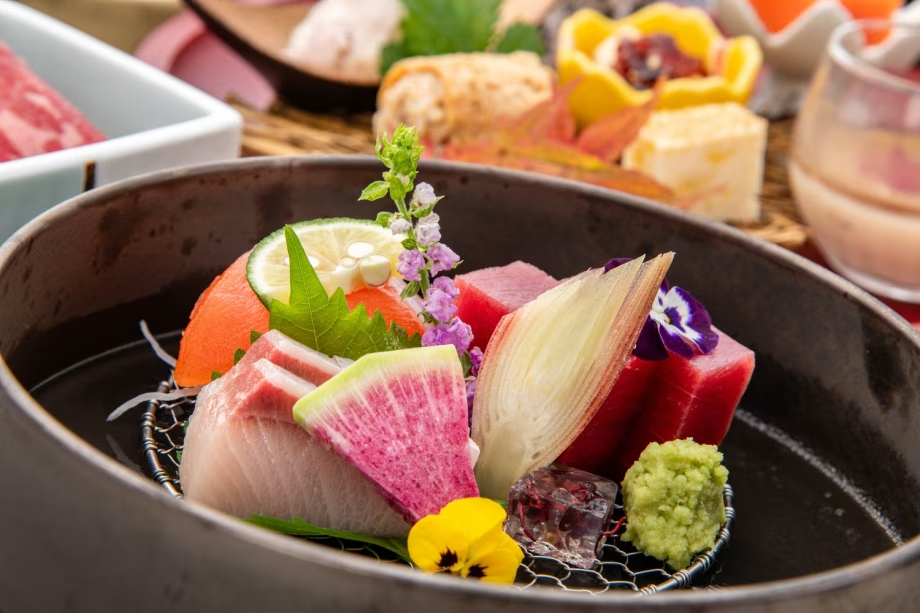 2025秋 木暮会席膳(セミブッフェ) お席へご用意するお料理の一例 ※献立は季節によって内容が異なります。 旬ならではの鮮度を誇る刺身は、口に含むと瑞々しさと旨みが広がり、素材本来の味わいを堪能いただけます。 2025秋 木暮会席膳(セミブッフェ) お席へご用意するお料理の一例 ※献立は季節によって内容が異なります。 旬ならではの鮮度を誇る刺身は、口に含むと瑞々しさと旨みが広がり、素材本来の味わいを堪能いただけます。