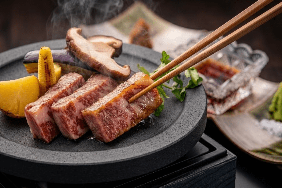 2025年　上州牛づくし膳(お料理の一例)　　※献立は季節によって内容が異なります。　　 柔らかな上州牛ステーキは、厳選された赤身とほどよい脂のバランスが絶妙。ジューシーな肉の旨味を存分に味わえる贅沢な一皿です。特製ソースとともにどうぞ。