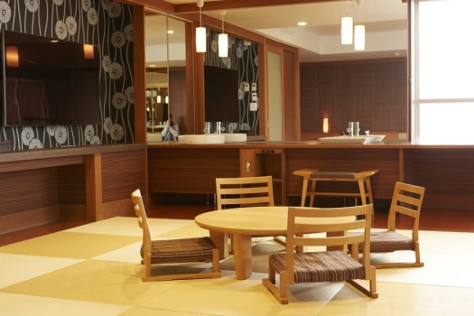 山水亭 特別室「いこい」
広々とした洗面エリアに大きな鏡を配置し、身支度のひとときをより快適にお過ごしいただけます。洗面周りは洗練されたデザインでありながら、使いやすさにも配慮された空間。清潔感と機能性が両立し、朝の支度や夜のリラックスタイムを一層豊かに演出します。 山水亭 特別室「いこい」
広々とした洗面エリアに大きな鏡を配置し、身支度のひとときをより快適にお過ごしいただけます。洗面周りは洗練されたデザインでありながら、使いやすさにも配慮された空間。清潔感と機能性が両立し、朝の支度や夜のリラックスタイムを一層豊かに演出します。