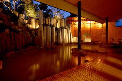 大浴場 ｢千遊｣　女性14:30～24:00(サウナ、露天風呂は23:00まで）、男性翌朝5:00～10:00(サウナ使用不可)　　
源泉「黄金の湯」を贅沢に使用したお風呂のほか、ジャグジーバスやシルキーバスなど多彩な湯船を完備。シックな空間が醸し出す落ち着きの中で、心身ともに深い癒しをご堪能いただけます。