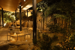 大浴場 ｢千遊｣＿２種の湯舟を用意した庭園露天風呂「石段上の湯」「石段下の湯」爽やかな外気を感じながら広々とした露天風呂をお愉しみ下さい。
大浴場 ｢千遊｣　女性14:30～24:00(サウナ、露天風呂は23:00まで）、男性翌朝5:00～10:00(サウナ使用不可)