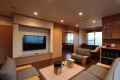 松花亭 特別室｢暁｣　　 広々としたリビング部分は、ご家族やご友人同士が集まり、ゆったりと語らいの時間を楽しめる憩いの空間。心ほどけるひとときが、思い出深いご滞在を演出します。